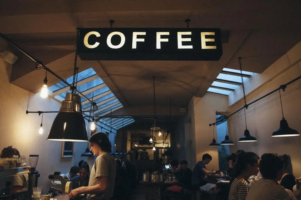 Cafetería con clientes en la barra