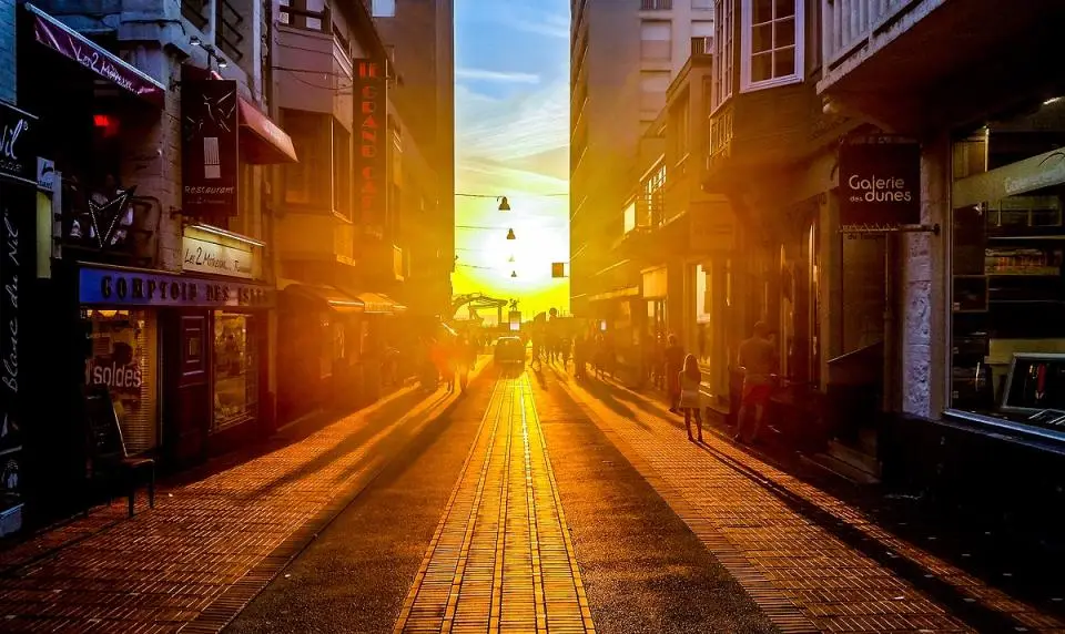 Calle comercial al atardecer