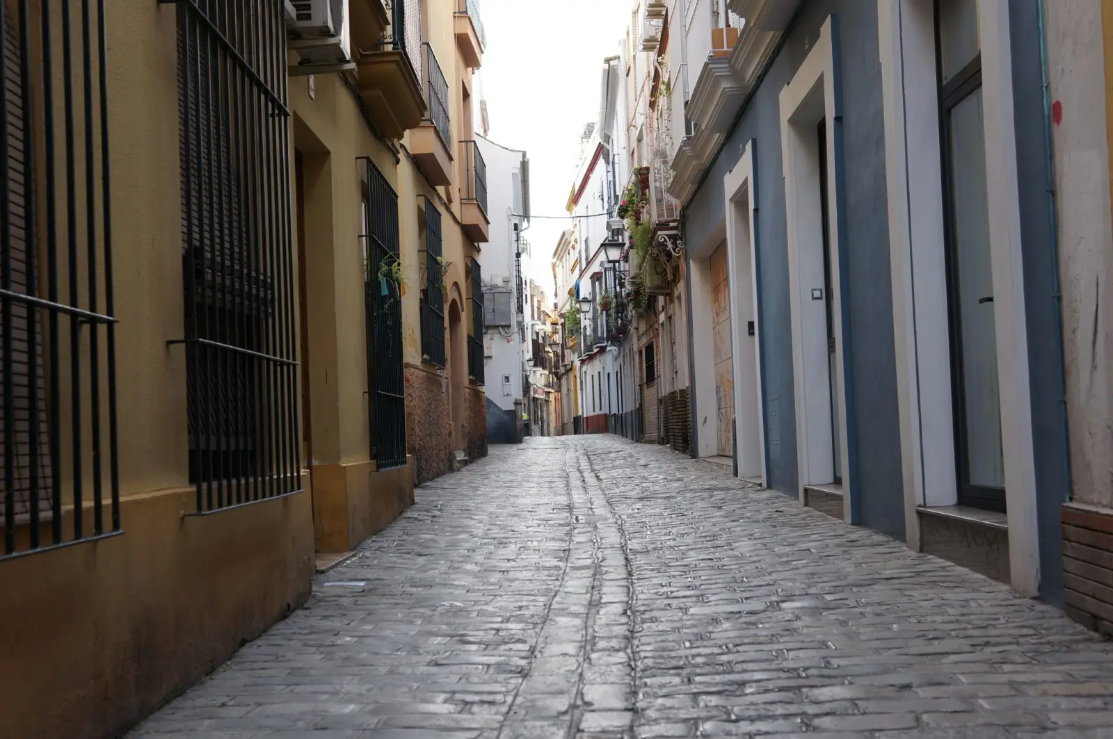 Calle estrecha y empedrada de una ciudad española