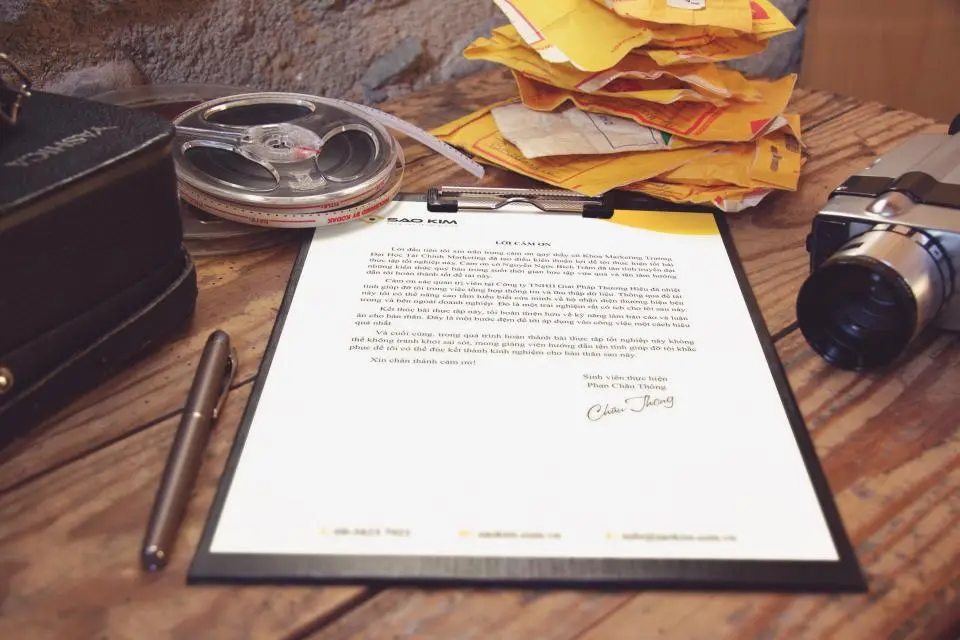 Carta firmada en una carpeta sobre la mesa