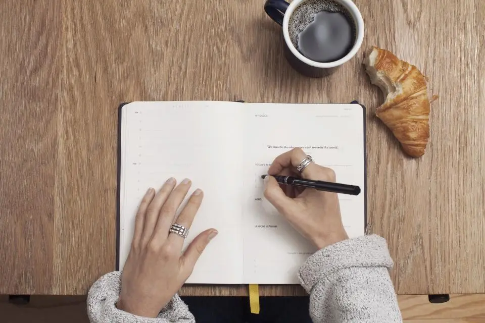 Cuaderno abierto con un café