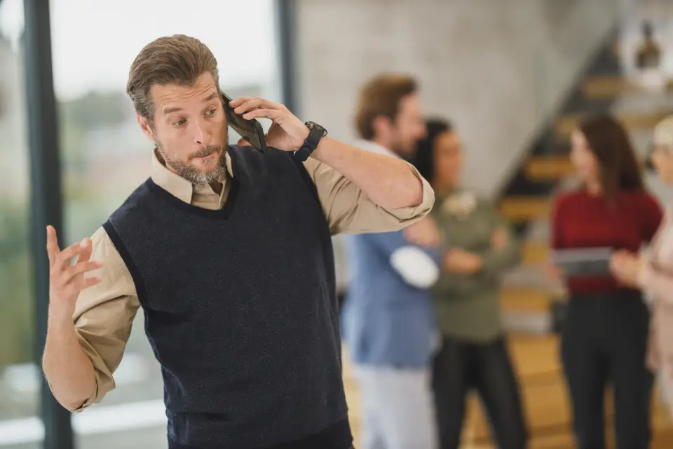 Hombre hablando por teléfono en la oficina