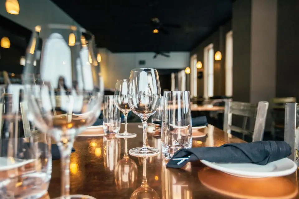 Mesa de restaurante preparada con copas