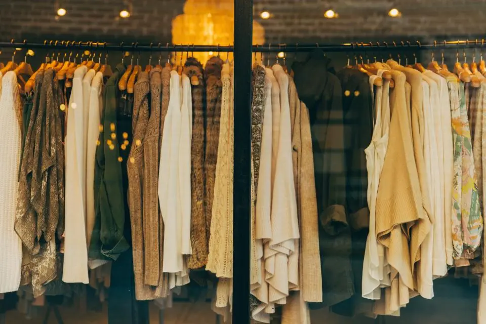 Ropa colgada en el escaparate de una tienda